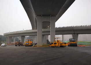 北京机场大道沥青路面上面层摊铺施工